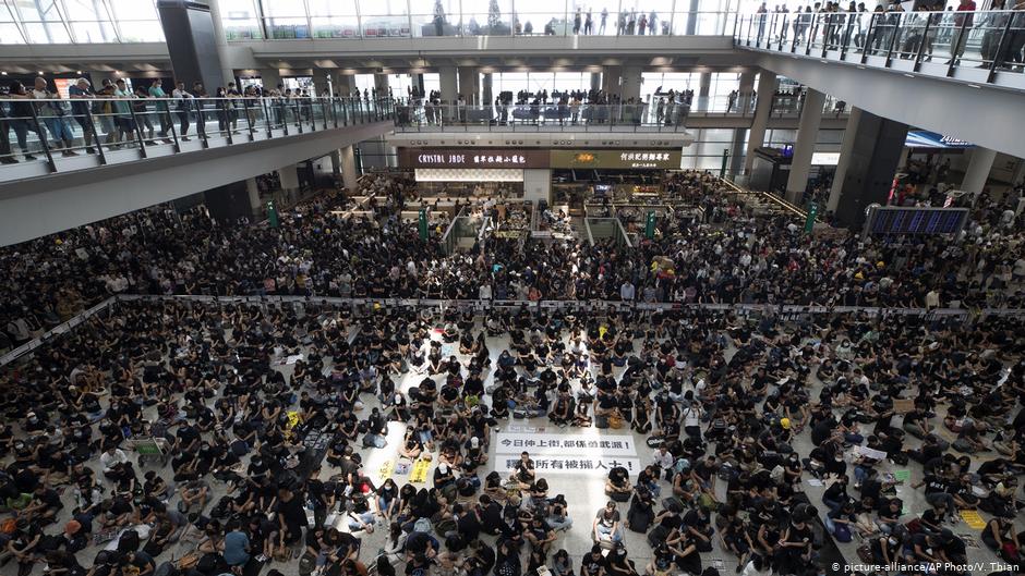 По информации "Би-Би-Си", из-за акций протеста прекратил работу Гонконгский аэропорт