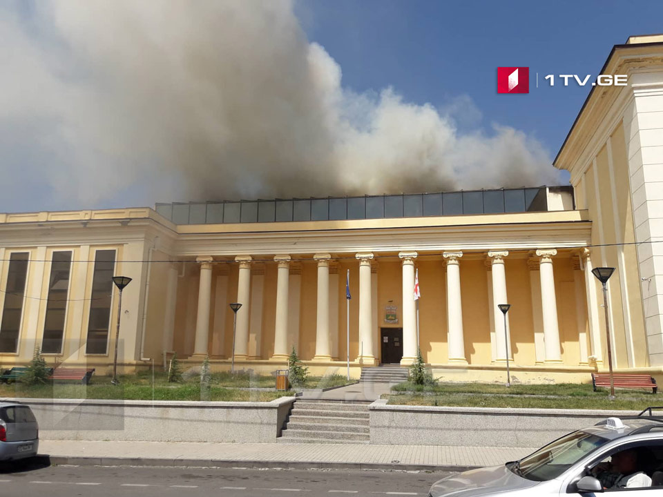 В Самцхе-Джавахети горит крыша здания краевой администрации