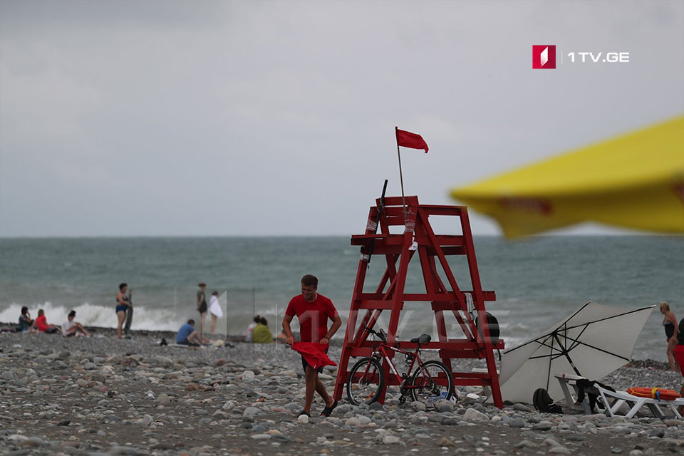 Шторм на море и красные флажки на побережье - фотоистория Зураба Курцикидзе