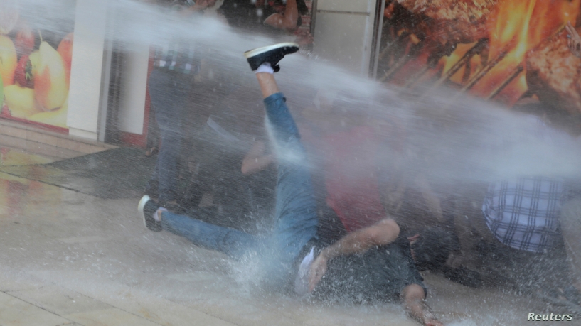 Полиция Турции применила для разгона демонстрантов водомет
