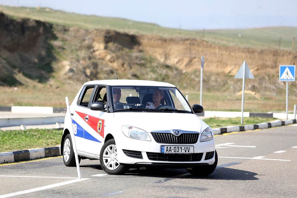 Gürcüstanda bu il 23 415 sürücülük vəsiqəsi verildi