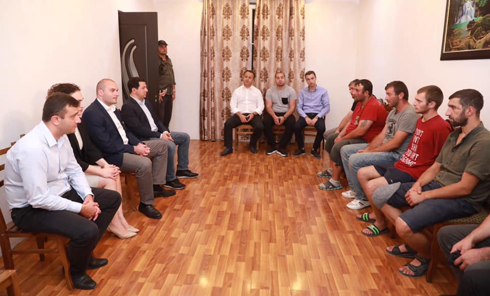 Мамука Бахтадзе и Арчил Талаквадзе навестили в Ахалубани 8 молодых людей, освобожденных из цхинвальского изолятора [фото]