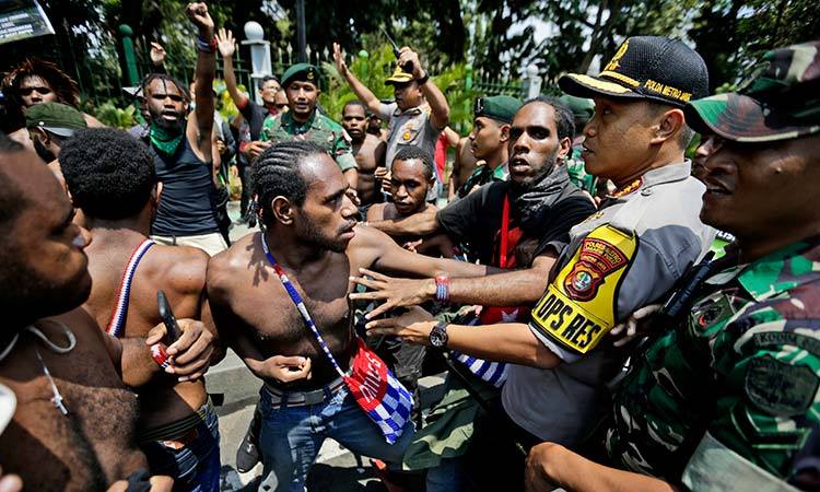 „Royterin“ məlumatına görə, İndoneziya polisi Papua Qvineyalı demonstrantlara atəş açdı