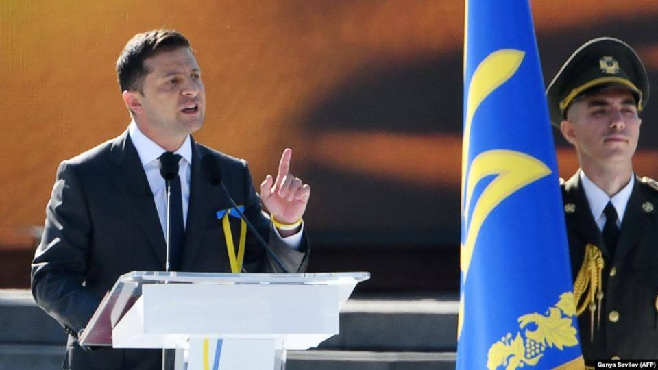 Партия Владимира Зеленского хочет внести  465 поправок в Конституцию Украины