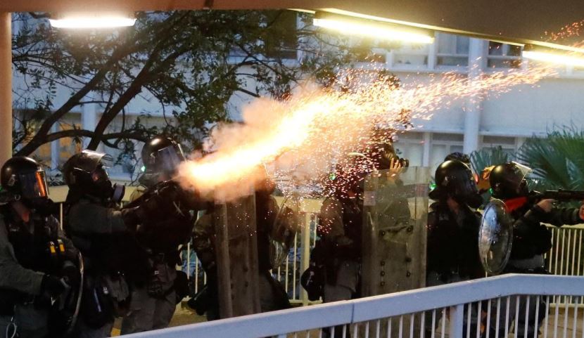 В Гонконге для разгона демонстрантов применили слезоточивый газ и водометы