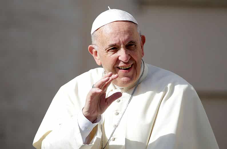 Папа Римский застрял в лифте и опоздал на воскресную проповедь