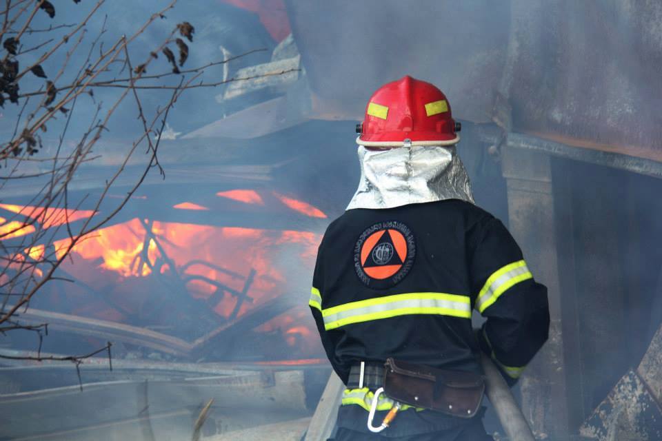 На нефтяной базе в Самтредиа произошел пожар