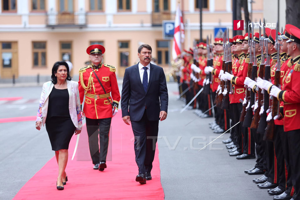 Во Дворце президента прошла официальная церемония встречи президента Венгрии (фото)