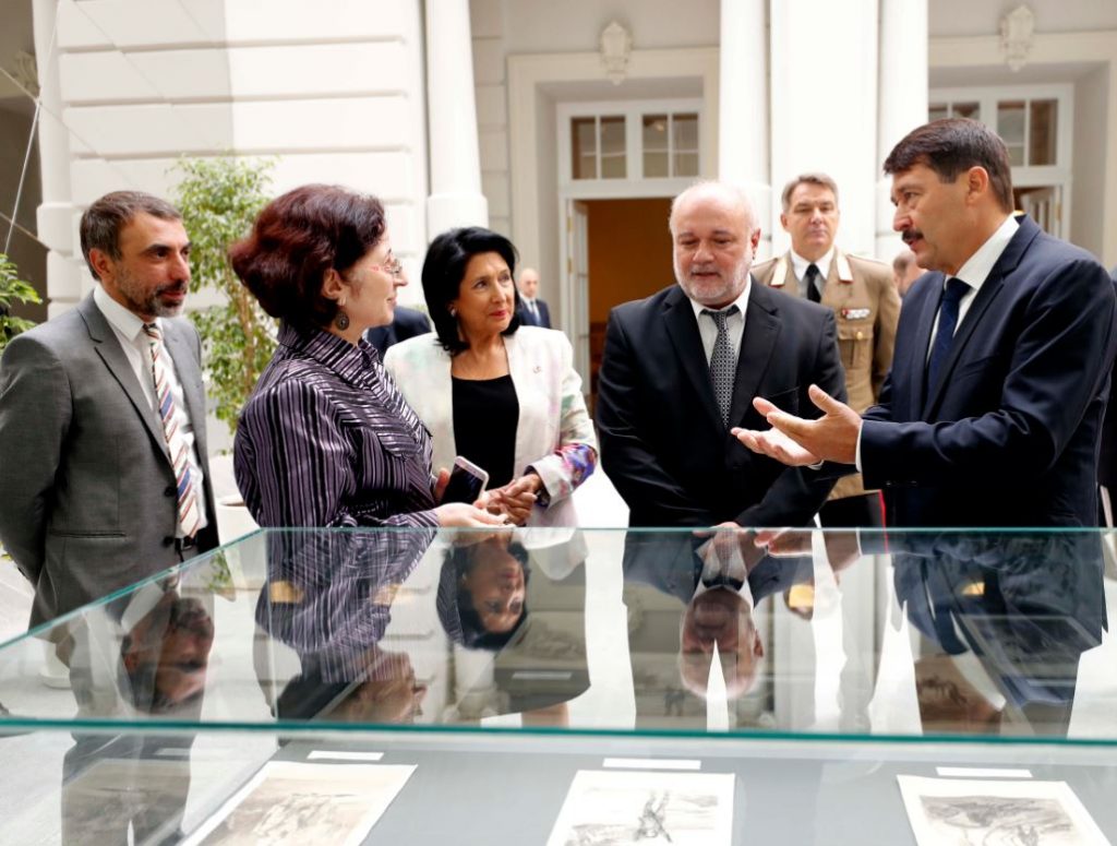 Վրաստանի նախագահի նստավայրում կայացել է հունգարացի նկարիչ Միխայ Զիչիի մանրանկարների ցուցահանդեսը