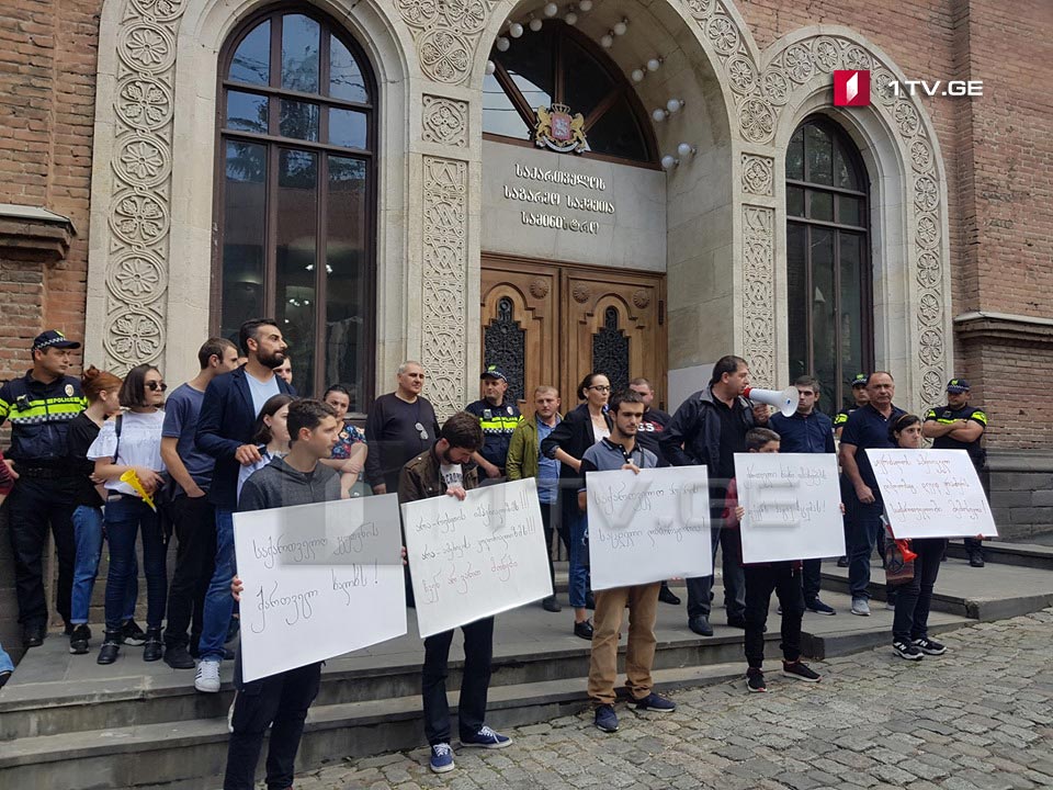 Молодежная организация "Альянса патриотов" провела акцию у здания МИДа, требуя объявить Дэвида Крамера персоной нон грата