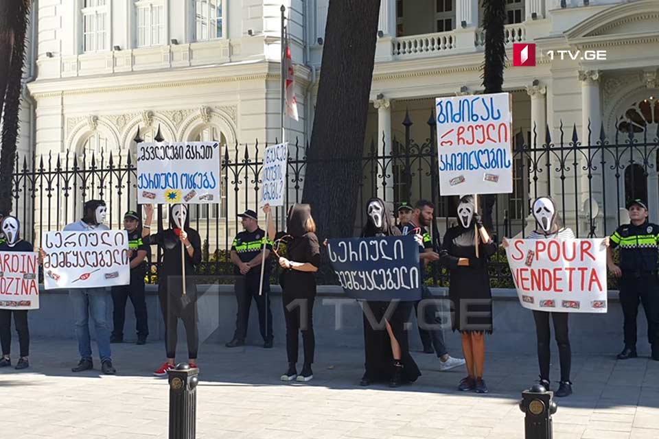 Гражданские активисты проводят акцию протеста около резиденции президента