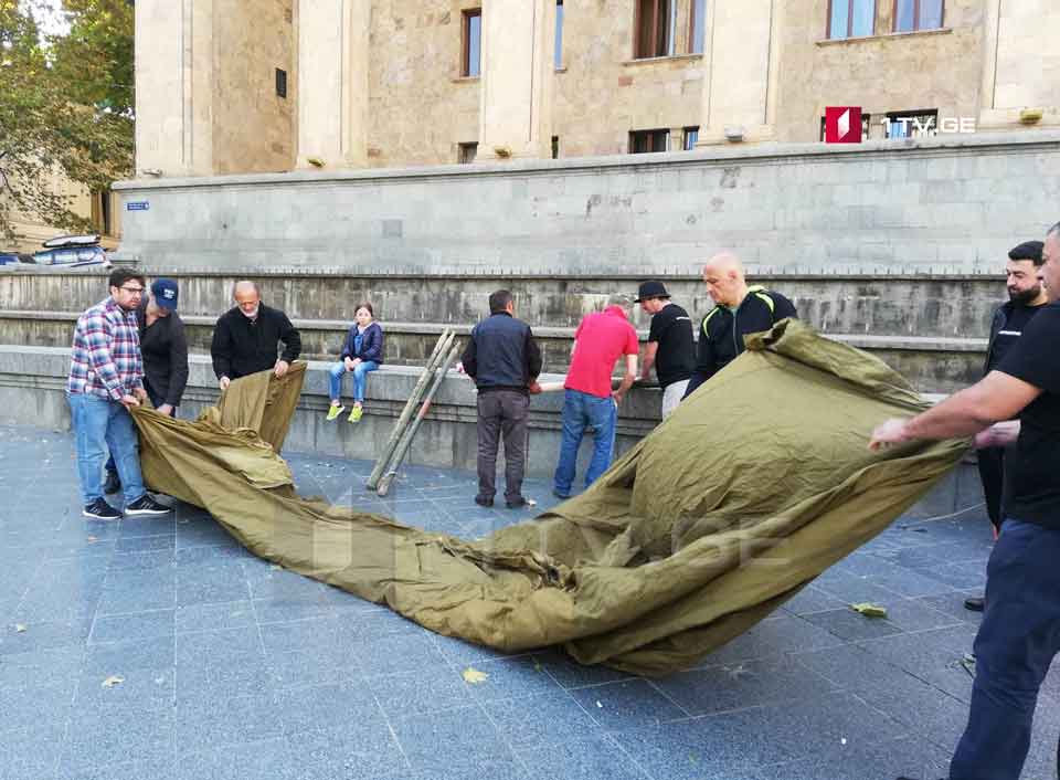 У парламента разбили палатку в поддержку задержанных в связи с событиями 20-21 июня