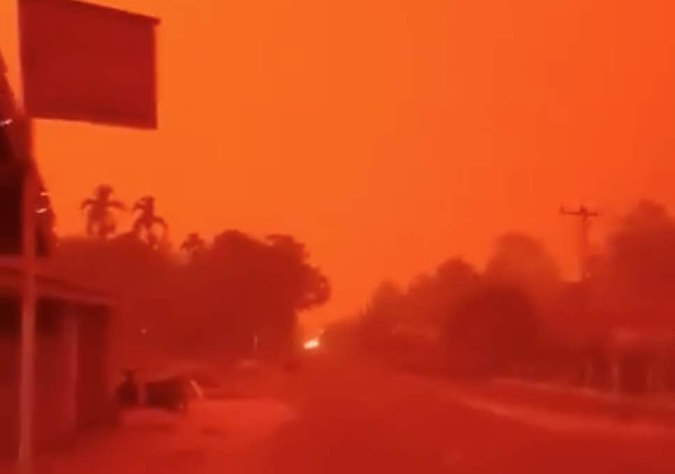 Ինդոնեզիայում անտառային հրդեհի պատճառով երկինքը ստացել է կարմիր գույն
