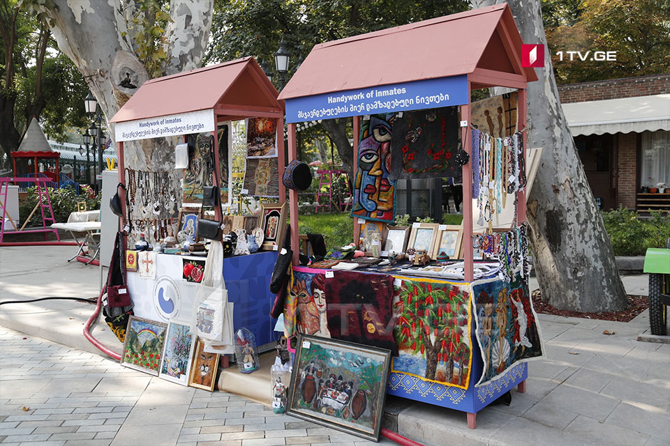В рамках Тбилисоба 2019 проходит выставка-продажа изделий ручной работы осужденных (фото)