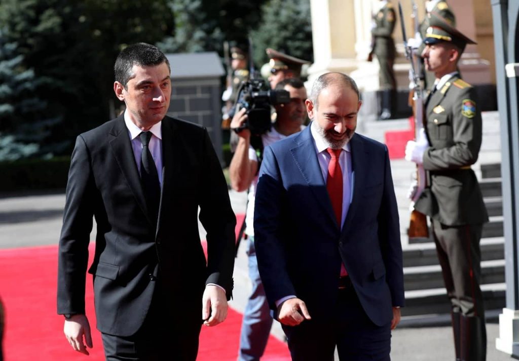 Официальный визит в Армению Георгий Гахария начал со встречи с Николом Пашиняном