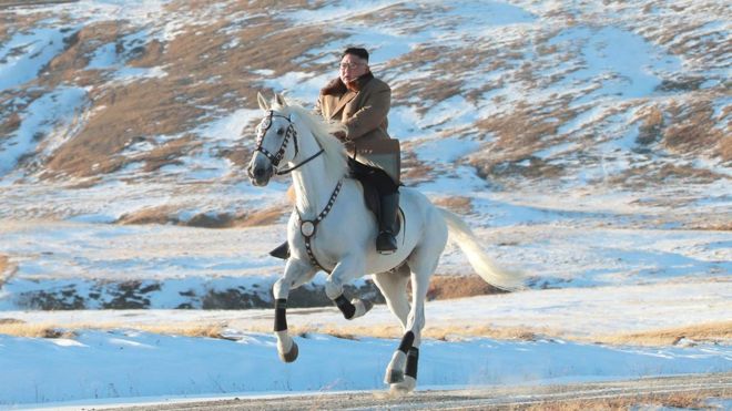 Տեղական մամուլի հաղորդմամբ, Կիմ Չեն Ինը ձիով մեկնել է «սուրբ լեռան» վրա
