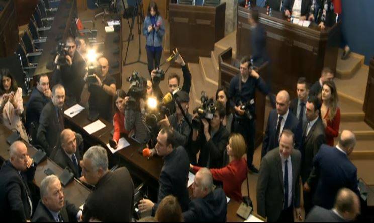 Между Виктором Джапаридзе и Тенгизом Гунава  в парламенте произошла перепалка
