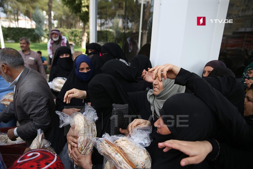 Bread distributed to refugees from Syria in Akçakale town of Turkey (Photo)