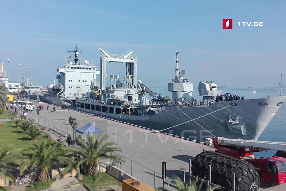 Batumi dəniz limanına NATO-nun iki hərbi gəmisi daxil oldu