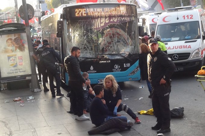 İstanbulda avtobus sürücüsü dayanacağa toqquşdu, sonra isə, vətəndaşlara bıçaqla hücum etdi