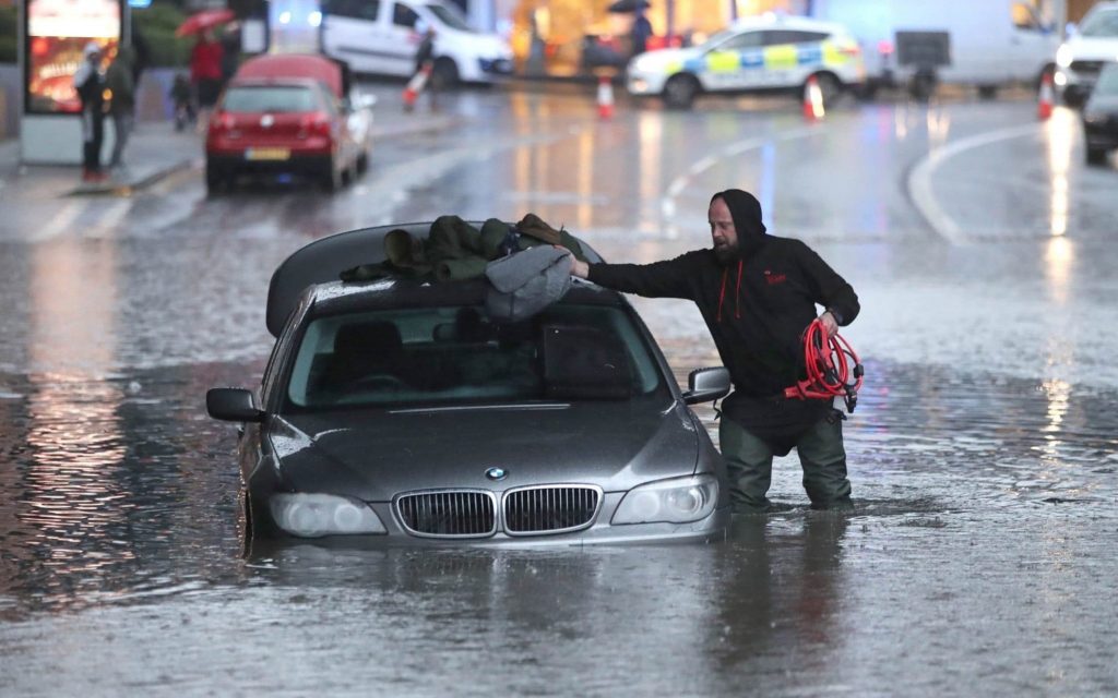 Մեծ Բրիտանիայի Շեֆիլդ քաղաքում ուժգին անձրևի հետևանքով հեղեղվել են փողոցները