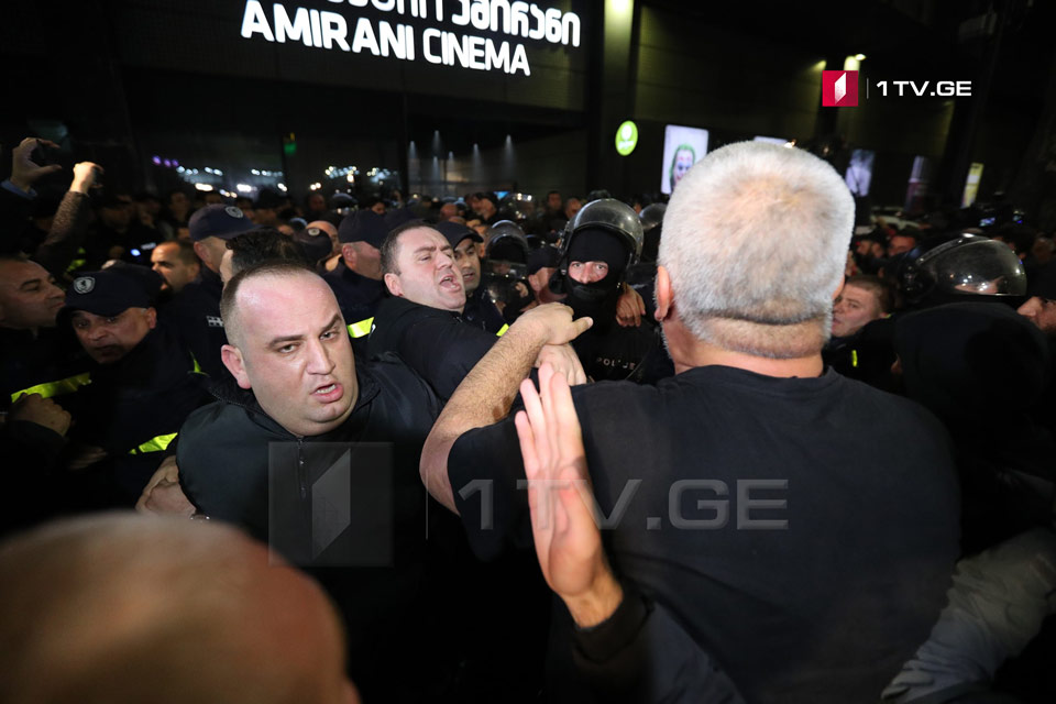 Members of Georgian March trying to enter Amirani cinema