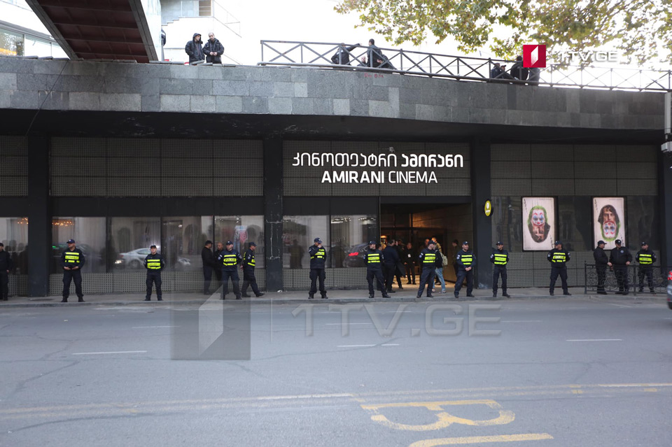 "Amirani" kinoteatrı qarşısında polis səfərbər olunub