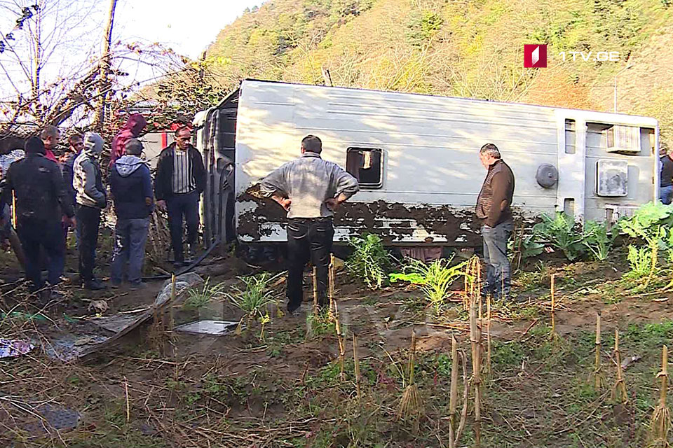В Кеда перевернулся автобус, пострадали 15 человек