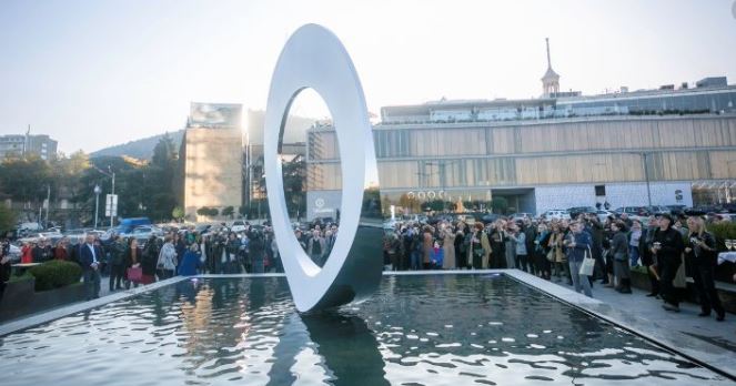 На площади Первой Республики открылась скульптура - N’Uovo