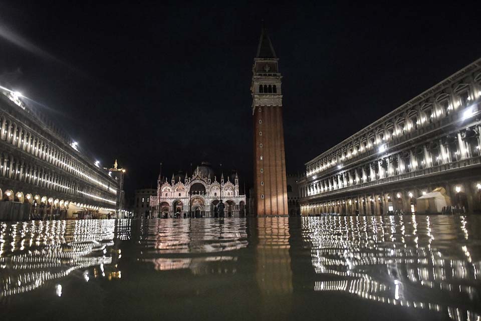 Два человека стали жертвами наводнения в Венеции (фото)