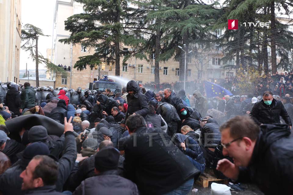 Спецназ пытается разогнать акцию у парламента с применением водомета (фото)
