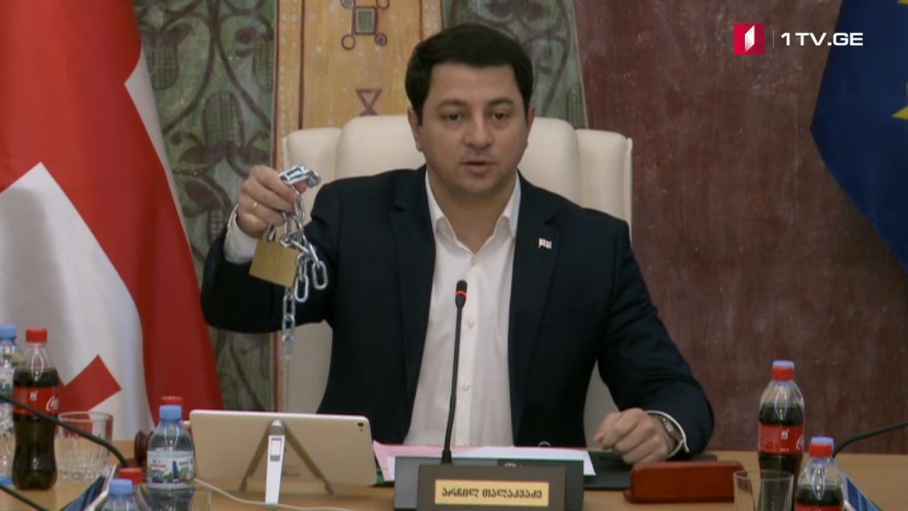 Арчил Талаквадзе - возвращаю оппозиции разорванную цепь и замок, которые символически отражают их ценности