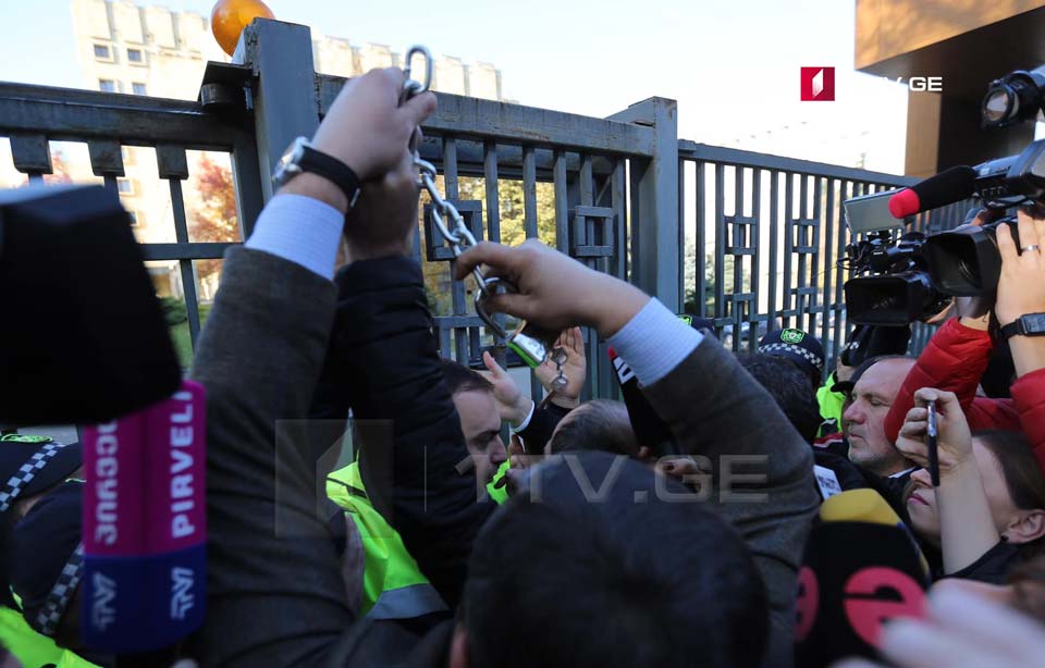Opposition members locked the gate of Prosecutor's Office (PHOTOS)