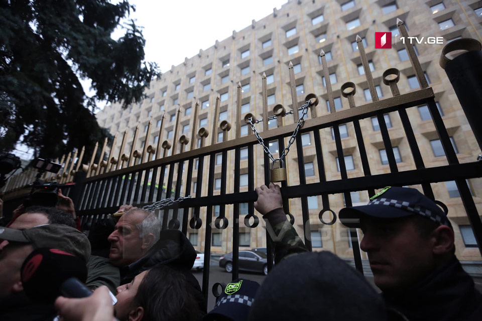 Oppositional representatives put padlock on gate of Governmental Administration (Photo)