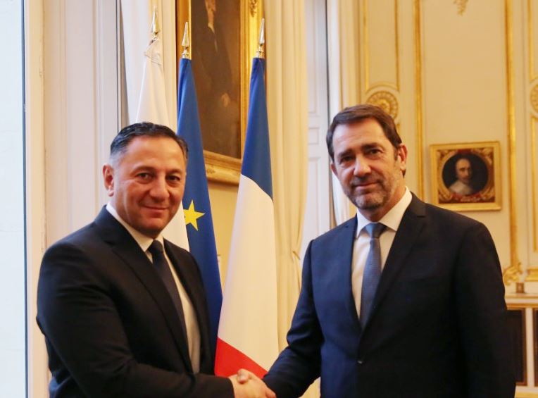 Министр ВД Франции - Я хотел бы сказать всем грузинам, кто собирается прибыть во Францию для получения убежища, мы будем очень строгими
