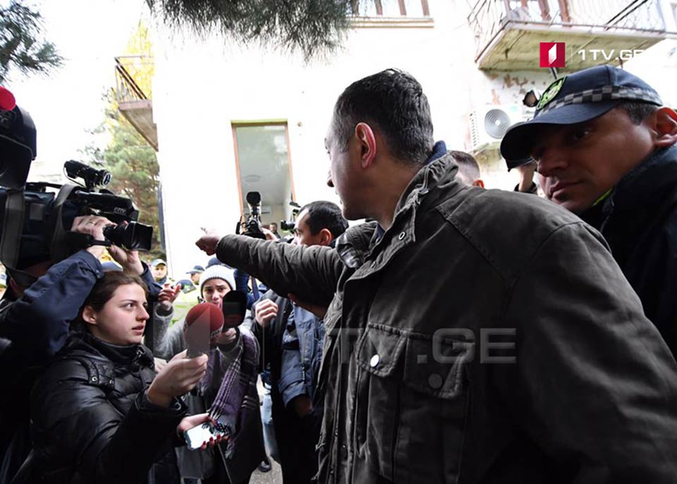 Стычка перед офисом мажоритарного депутата Мамуки Мдинарадзе в Тбилиси