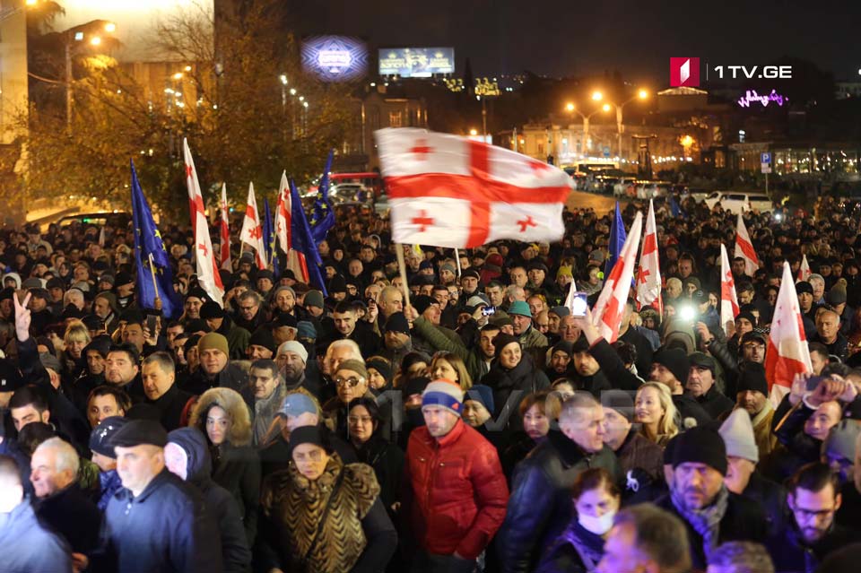 Участники акции оппозиции прошли шествием от площади Первой Республики до здания парламента Грузии
