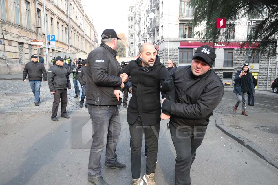Правоохранители задержали нескольких участников акции у входа в парламент