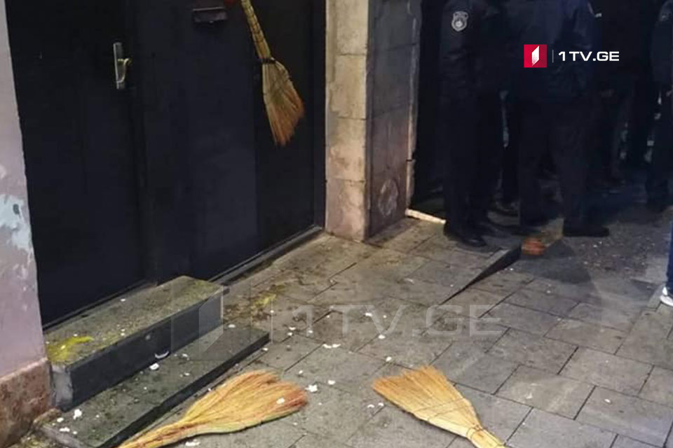 Supporters of GD threw brooms and eggs at UNM`s office in Kutaisi