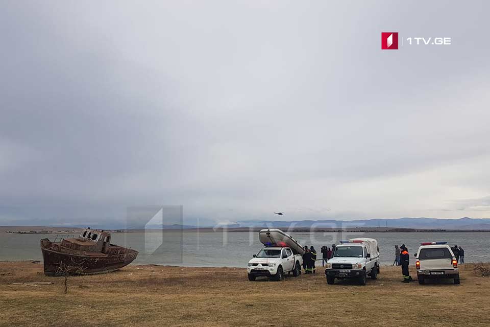 К поискам двух человек на озере Джандара подключился азербайджанский вертолет