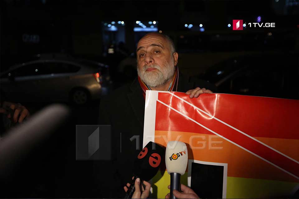 "Amirani" kinoteatrı qarşısında Quram Palavandişvili həmfikirliləri ilə birlikdə aksiya keçirir