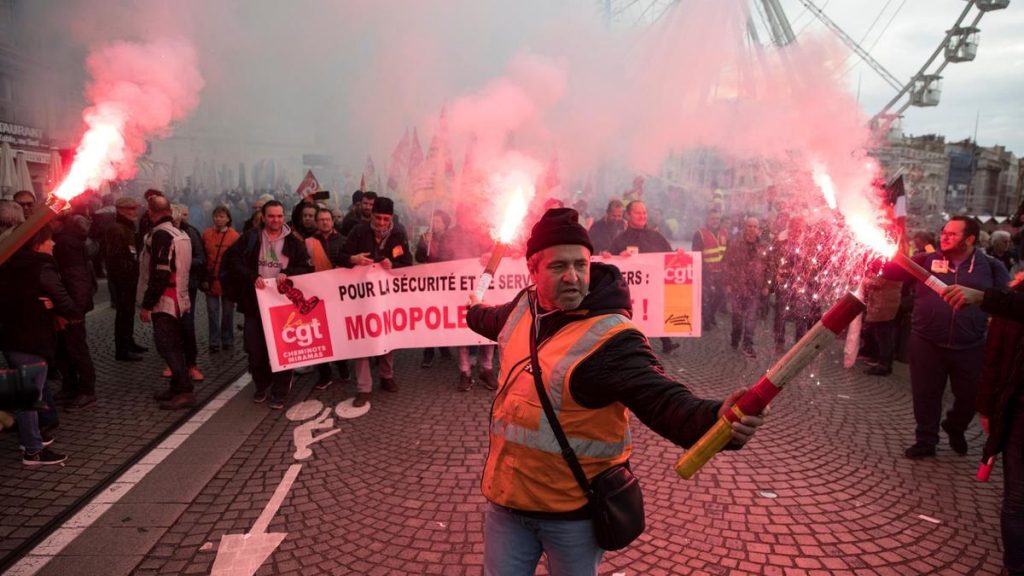 Во Франции началась всеобщая забастовка против пенсионной реформы, инициированной Эммануэлем Макроном