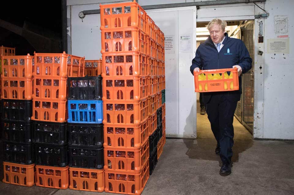 Մեծ Բրիտանիայի վարչապետը ընտրությունների նախօրեին կաթ և նարնջի հյութ է բաժանել բնակչությանը