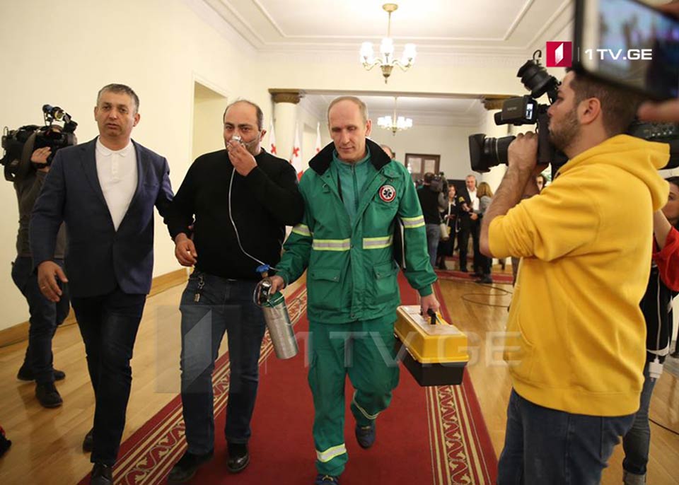 Վրաստանի խորհրդարանում գարշահոտի պատճառով կանչել են շտապ օգնություն (ֆոտո)