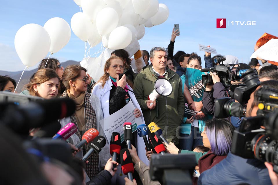 На акции в поддержку Важи Гаприндашвили в воздух выпустили воздушные шары и белый халат (фото)