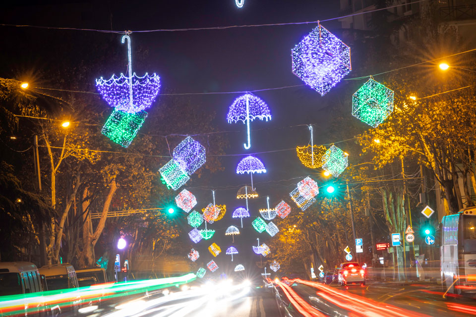 На улицах столицы зажгли новогоднее освещение