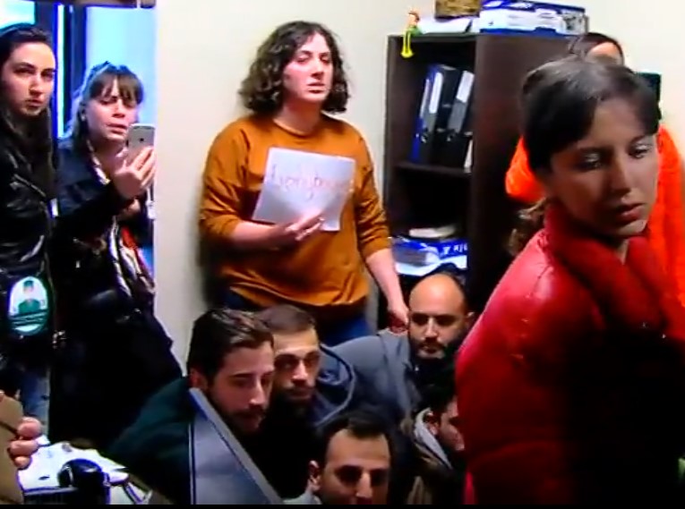 Правоохранители заставили активистов движения "Измени" покинуть кабинет Ираклия Кухианидзе