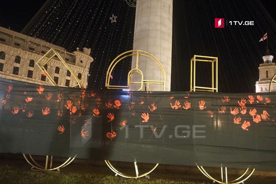 Члены движения "Осмелились" окружили новогоднюю елку черной лентой