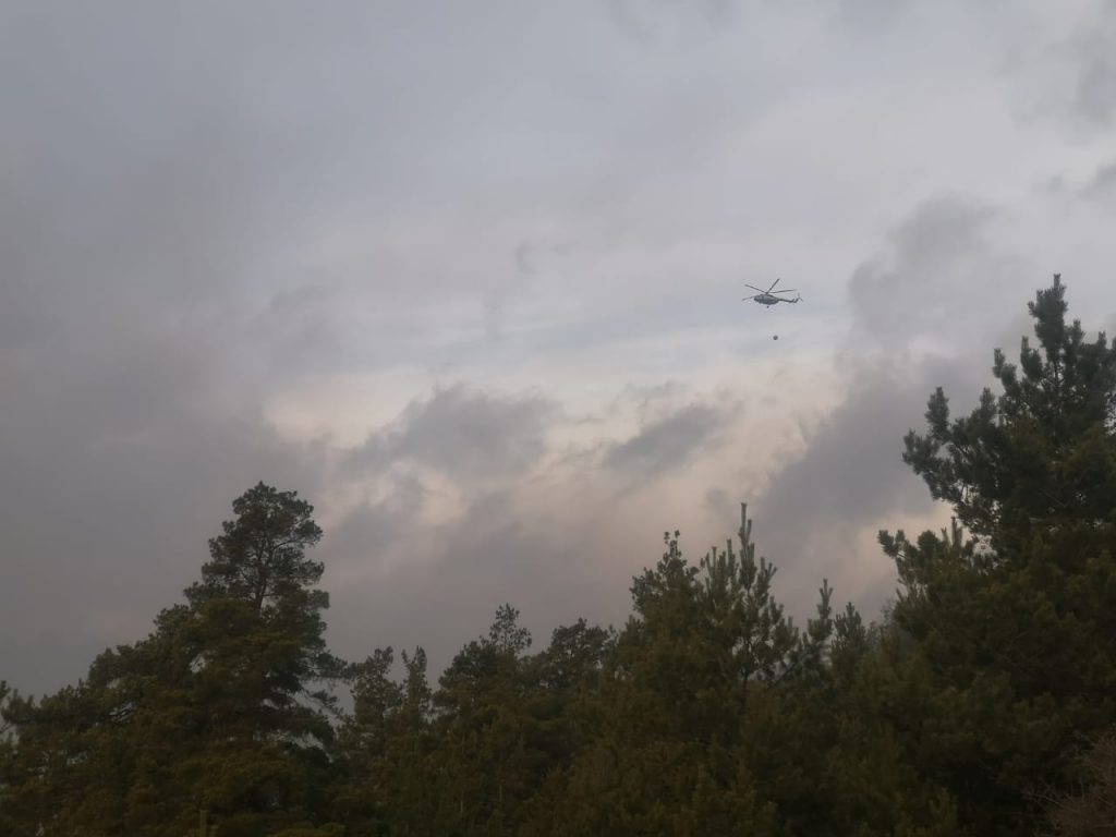 Вертолет подключился к тушению пожара в ущелье Атени