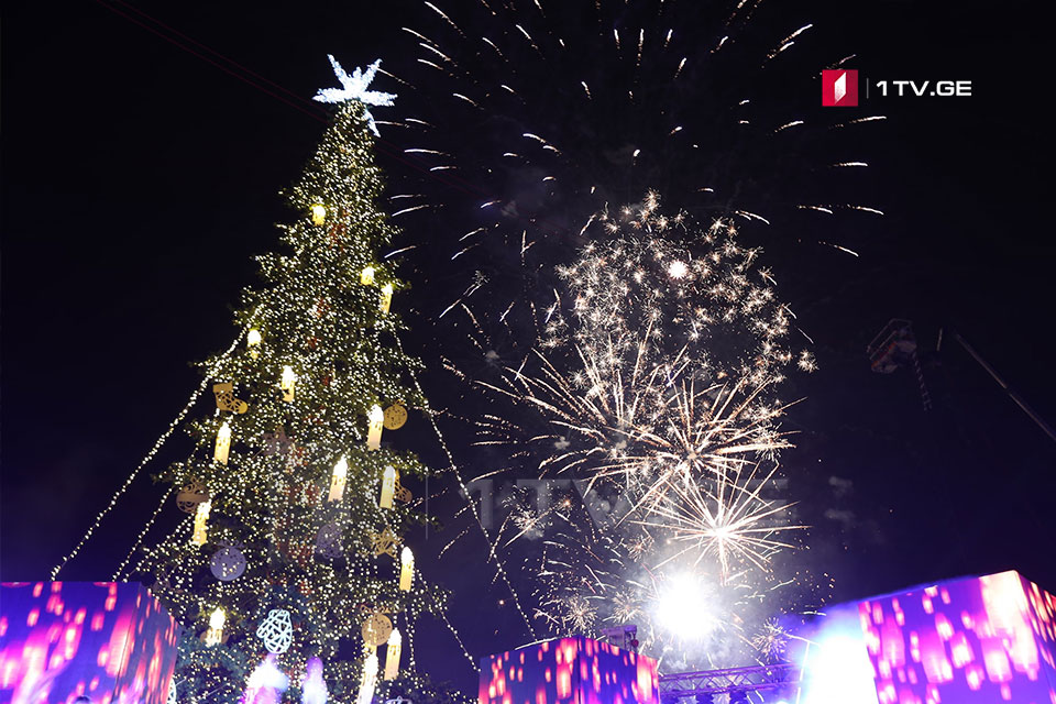 Новогоднюю елку зажгли на площади Первой Республики [фото]